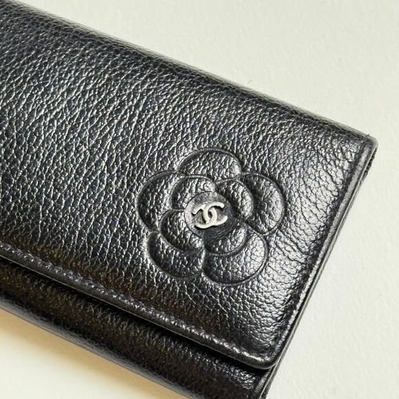 Chanel 2009 Goatskin Camellia Embossed 6 Key Holder in Black Made in Italy - Picture 4 of 12